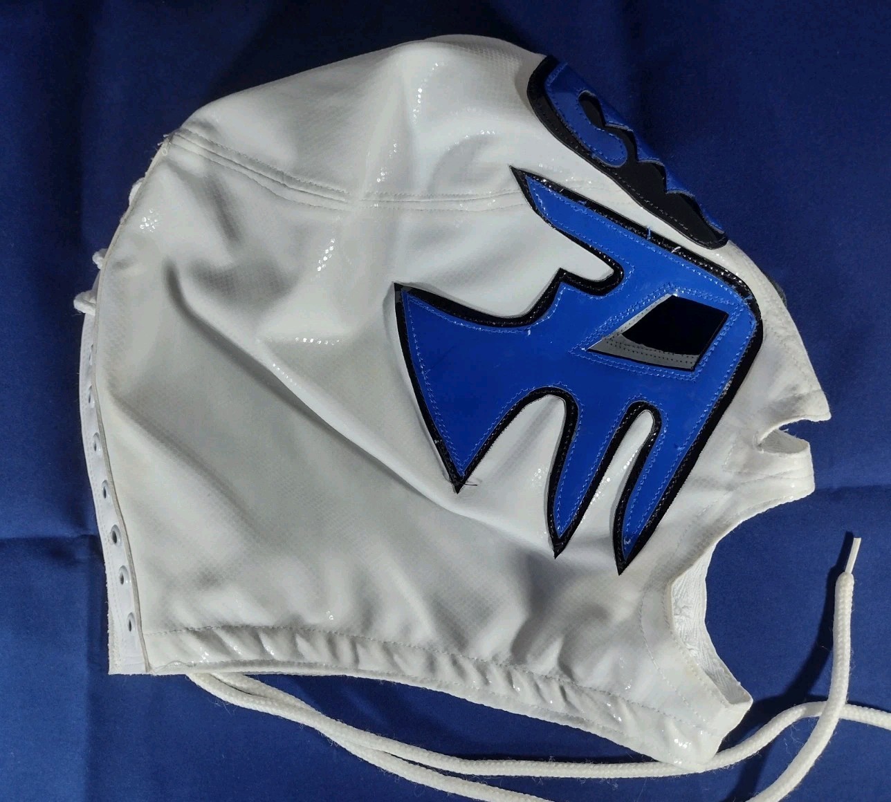 Atlantis CMLL.  Semiprofesional  Mask in White  and  Blue.