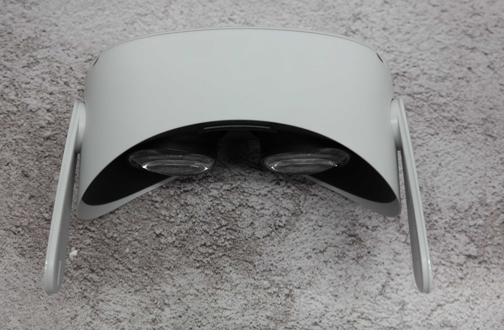 Meta Oculus Quest 2 128GB All-In-One VR Headset BROKEN