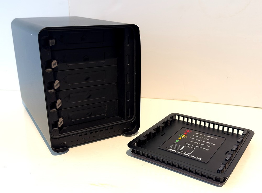 Data Robotics DRDS2-A Drobo FS 5-Bay Storage Array - With Adapter, No drives