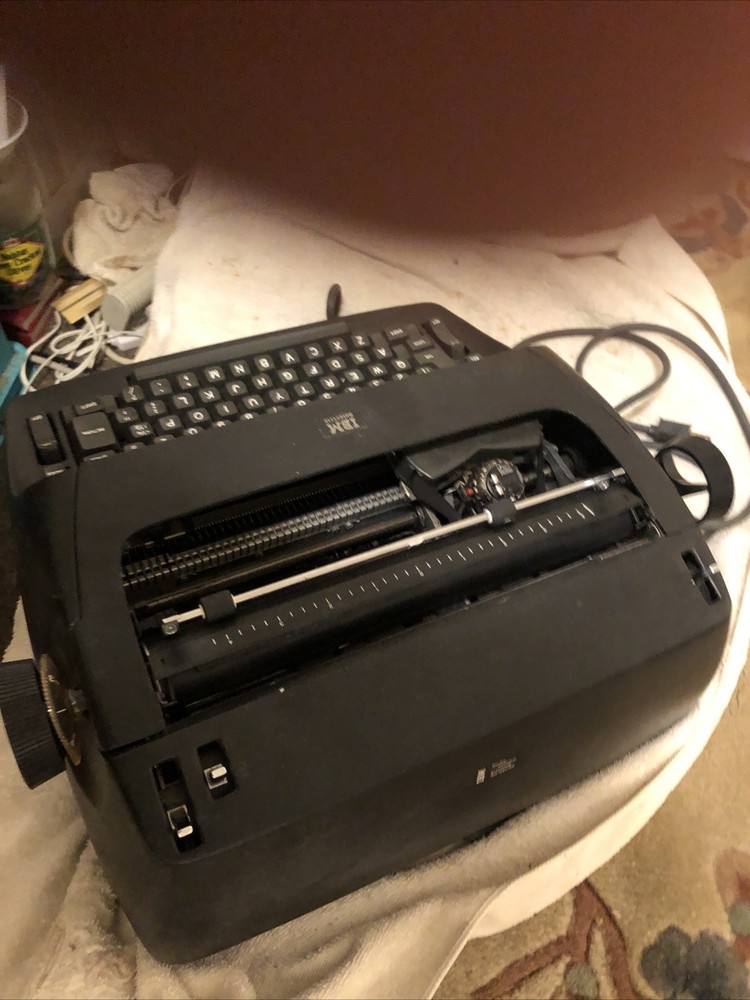 AS IS IBM SELECTRIC 1 TYPEWRITER ,BAD SWITCH AND LEFT MARGIN BROKEN.
