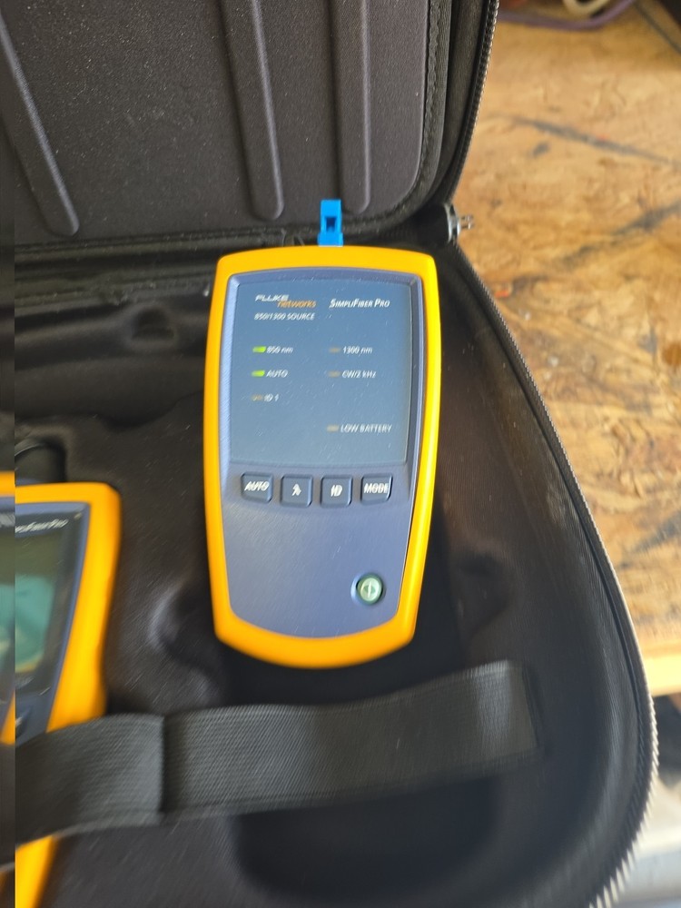 Fluke Networks SimpliFiber Pro Optical Power Meter And 850/1300 Source