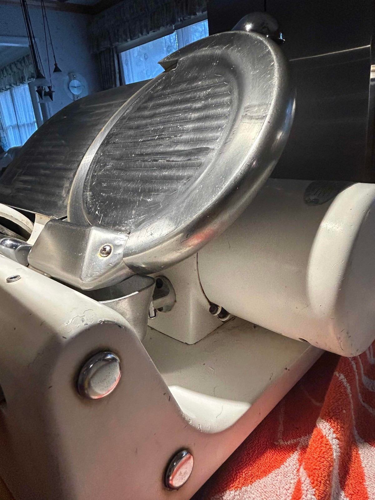 Globe C1620 Commercial Meat Slicer w. Built-in Sharpener