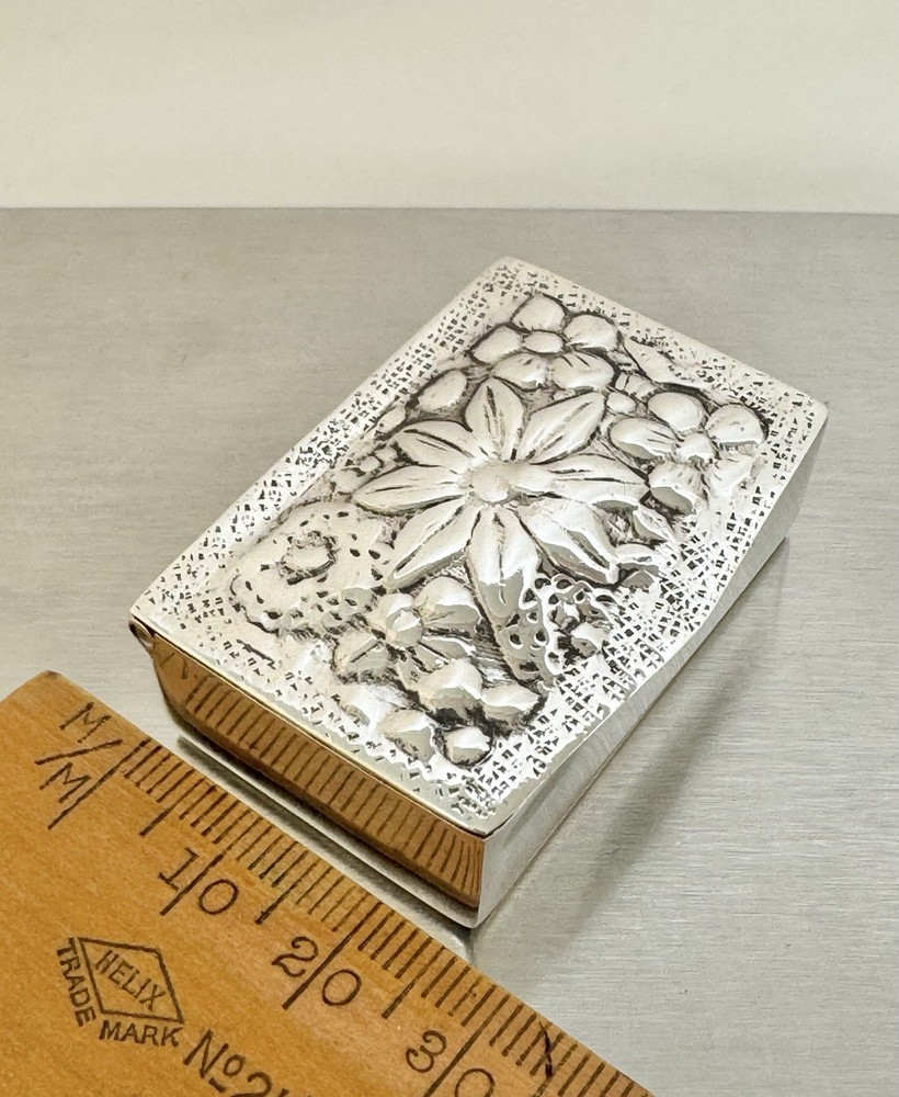 Vintage Solid 900 Silver Floral Design Pill / Snuff Box
