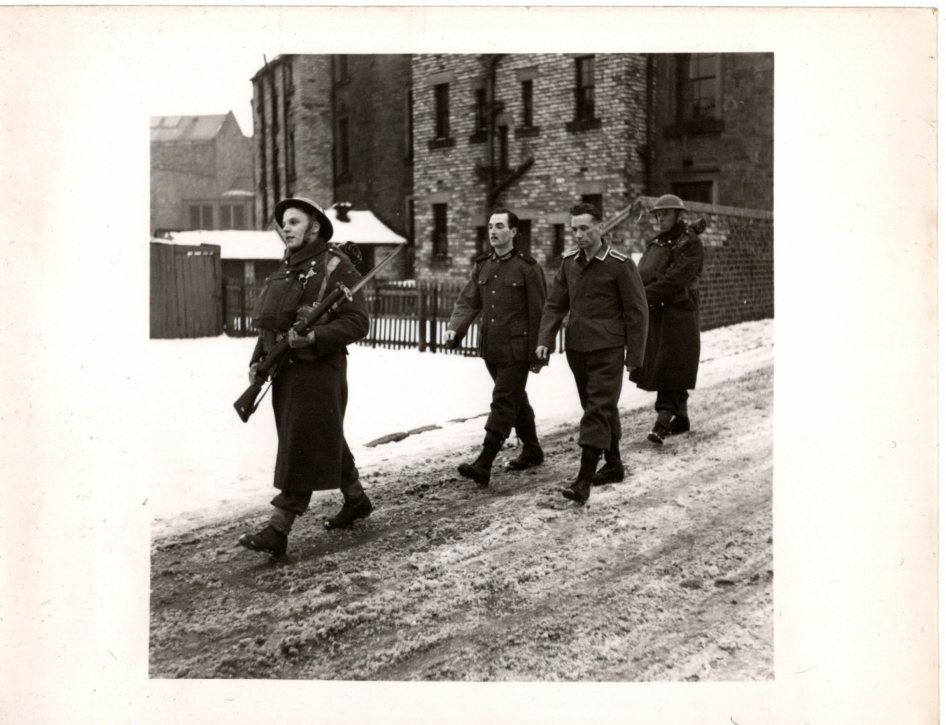 Original Press Photo WW2 Two Captured Germans marched away 10.3.1942 (2)
