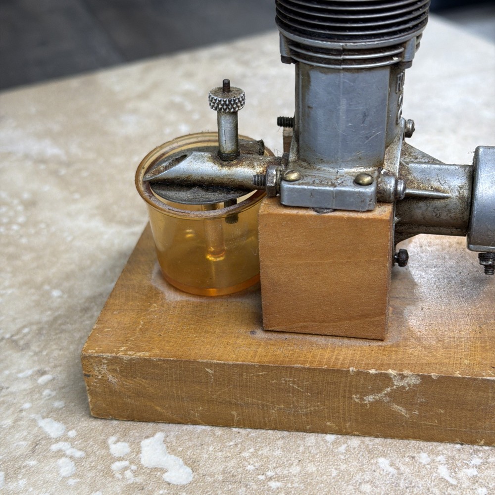 1942 FORESTER 19 (2 STROKE) GLOW MODEL AIRPLANE ENGINE
