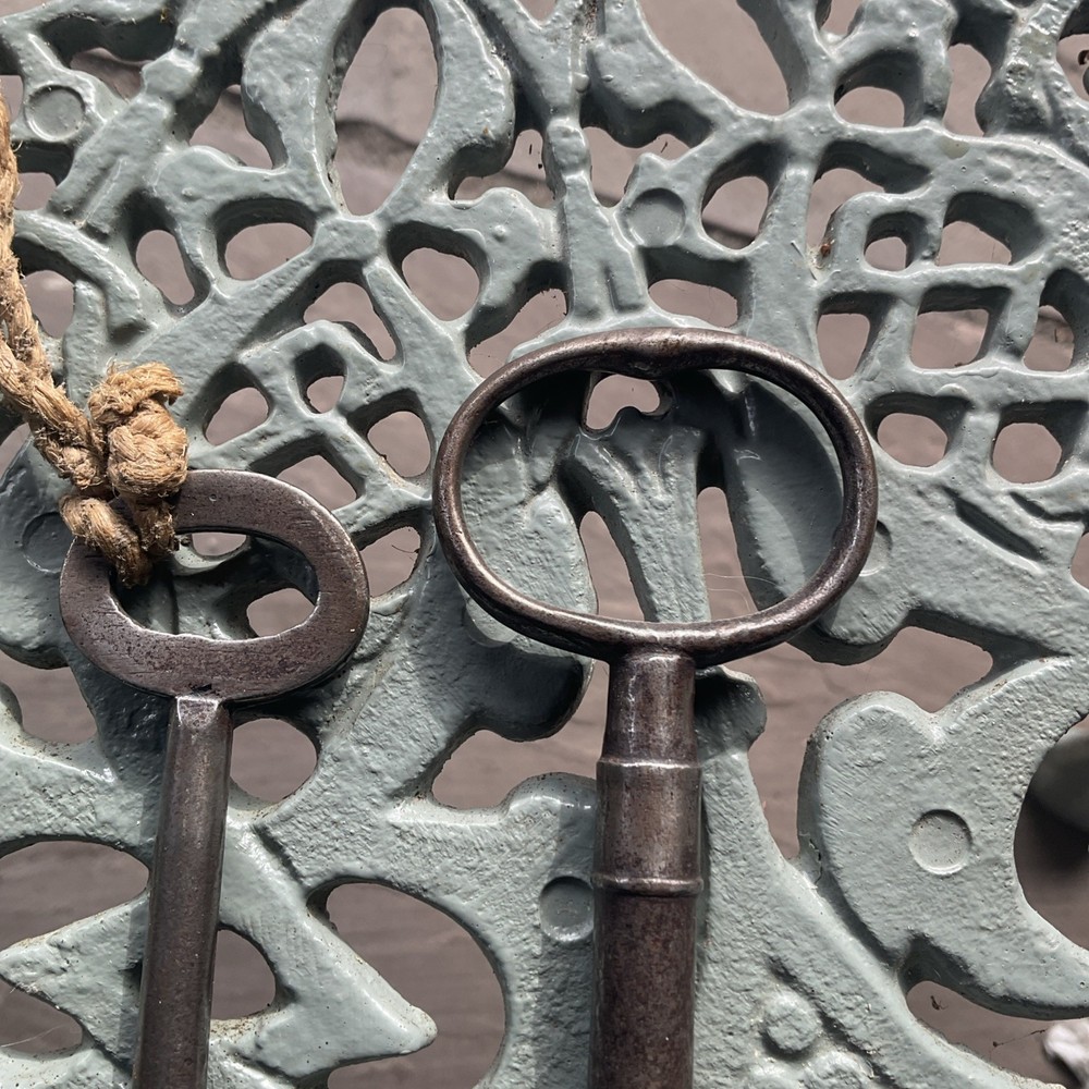 ANTIQUE KEYS X2