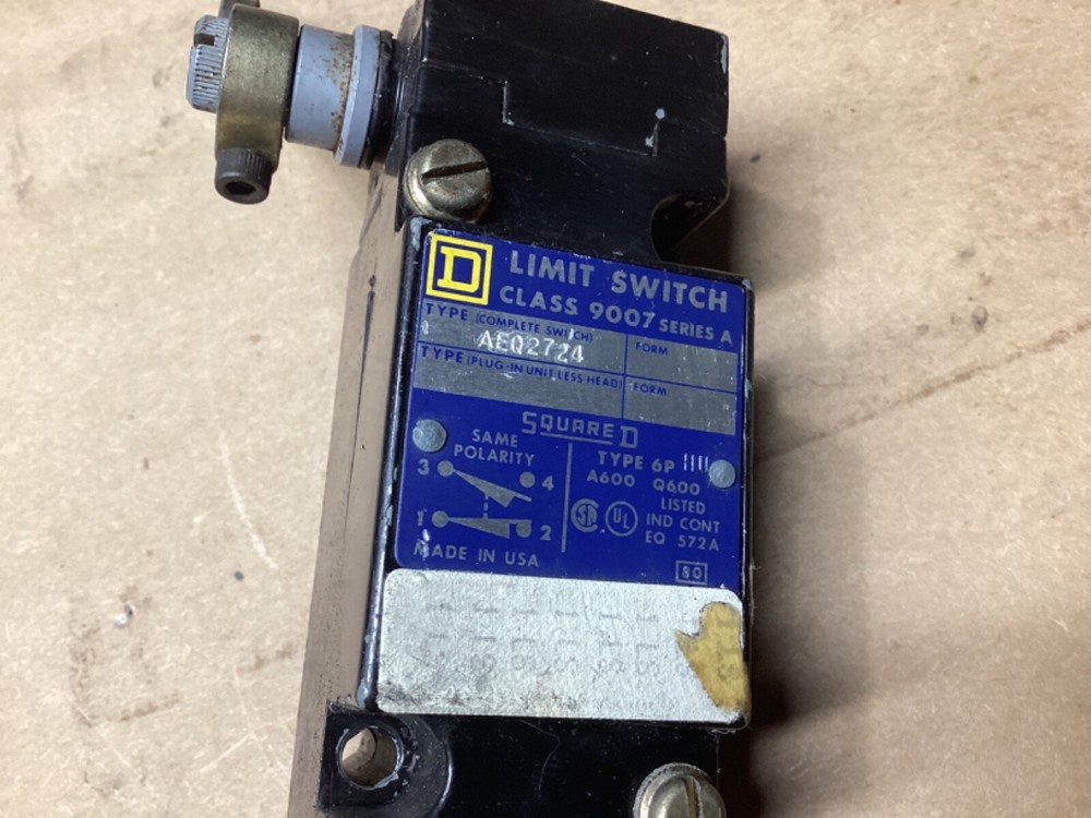 Square D AEQ2724 Limit Switch Class 9007 Series A. #103M24