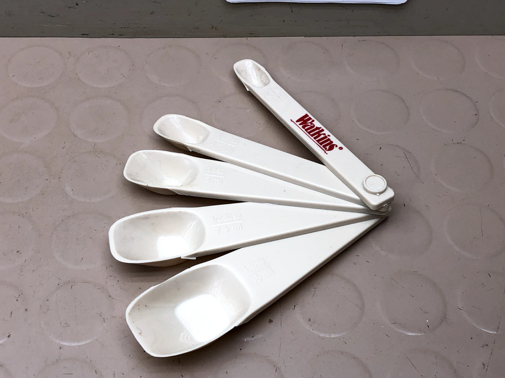 Vintage  WHITE Measuring Spoons Ring  Set