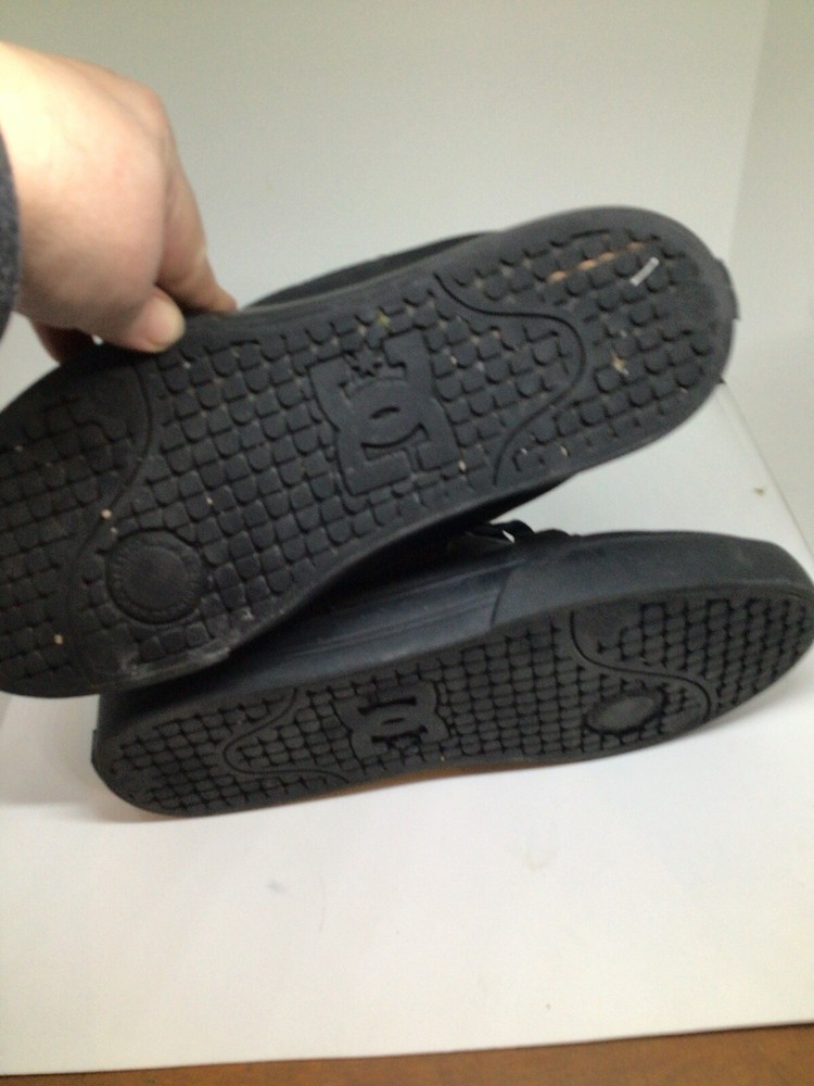 DC 9.5 black scateboard shoes