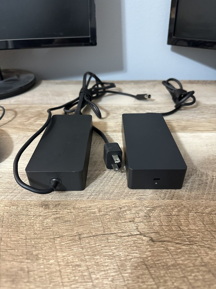 Microsoft 1661 PF3-00005 Docking Station for Microsoft Surface Pro 3, 4, 5, 6