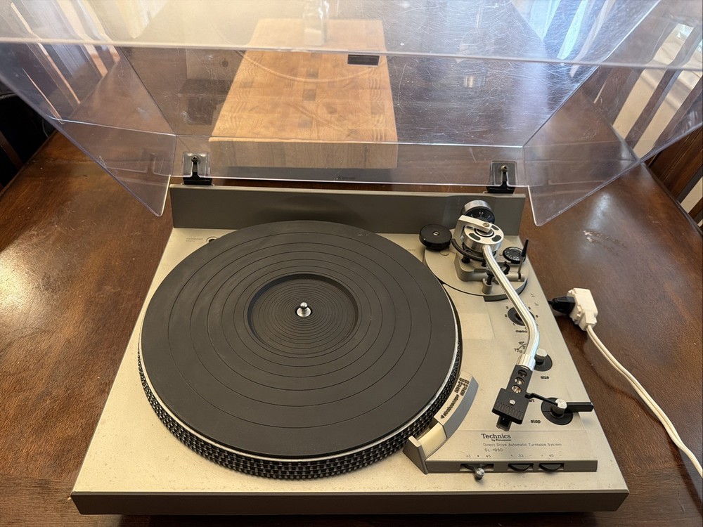 Technics SL-1950 Automatic Direct Drive Turntable Record Player Powers On