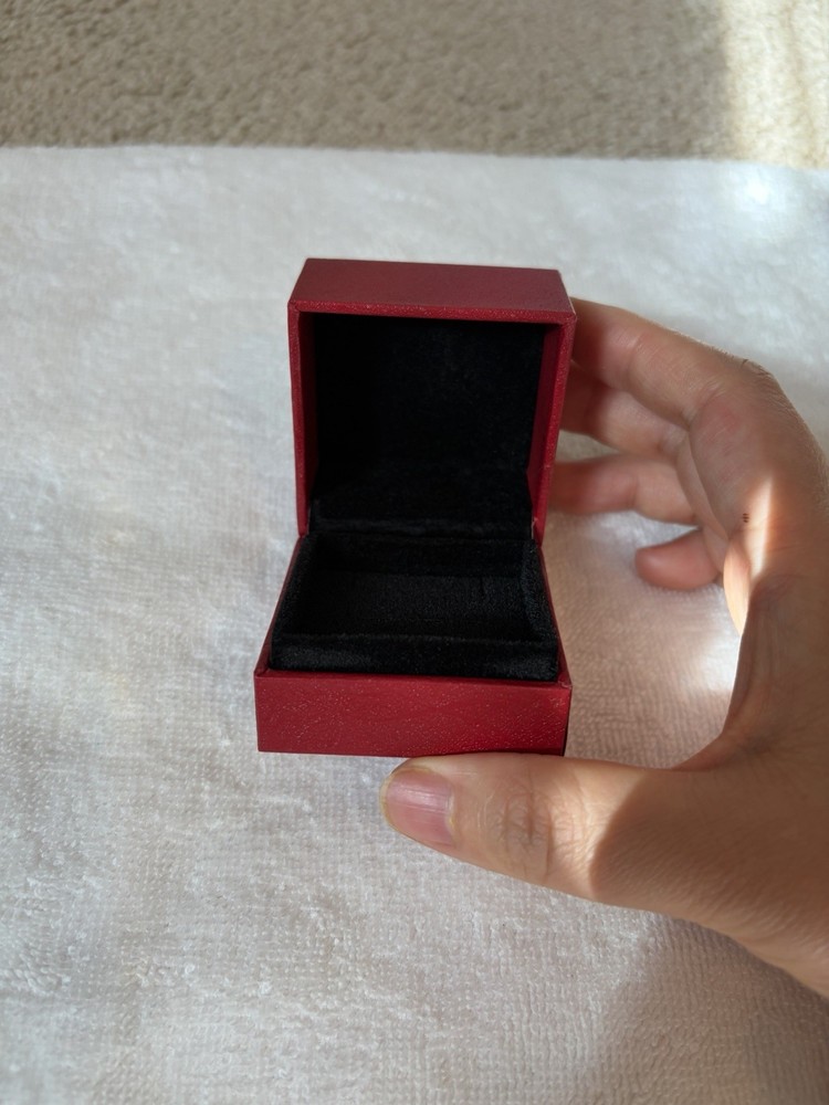 Red Ring Display Box with Black Interior for 1 Ring