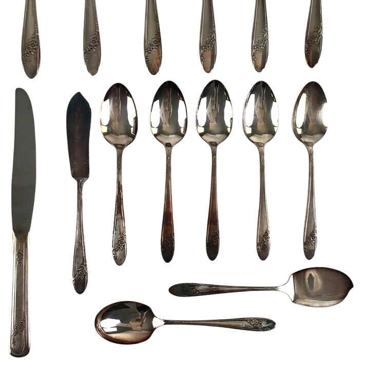 Oneida Flatware Set Queen Bess II 26 Piece Community Tudor Silverplate + Case