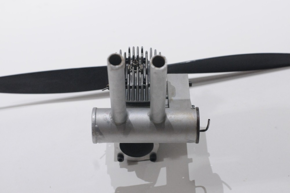 TIGRE S2000 RC PLANE 25CC NITRO ENGINE MUFFLER AND DYNATHRUST PROPELLER
