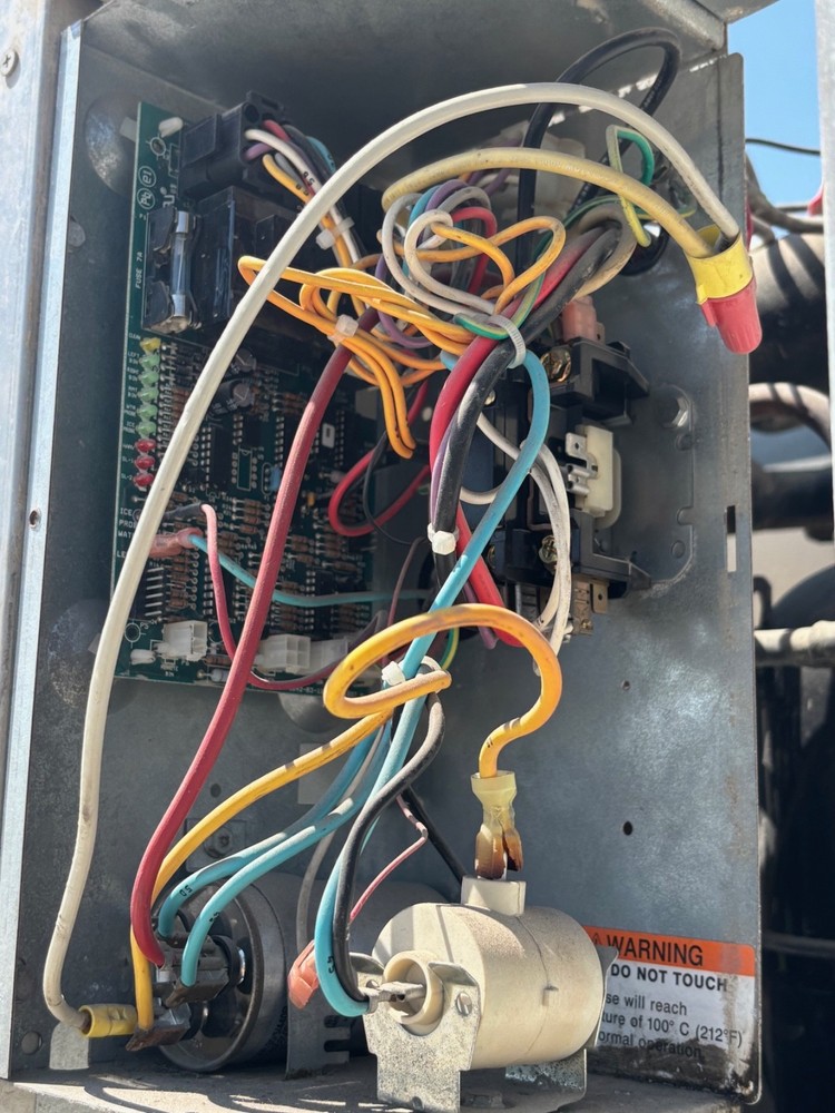 MANITOWAC ICE Machine B970 Bin + SY1404A Ice Maker Head, Half Cubes