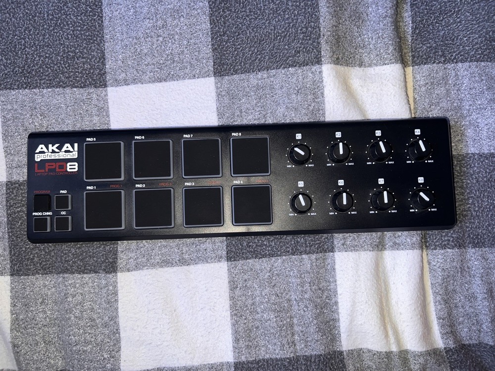 AKAI Pro LPD8 Portable Drum Pads & Controller, no cable