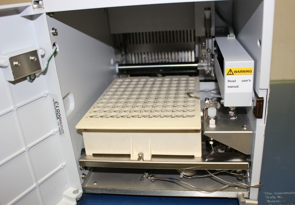SHIMADZU SIL-10AF AUTO SAMPLER with Sample Holder
