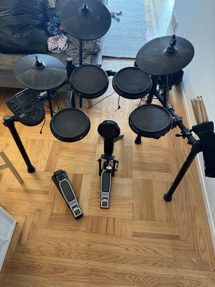Alesis Nitro Electronic Drum Kit Programmable Built-in Effects 8 Pads Cymbals