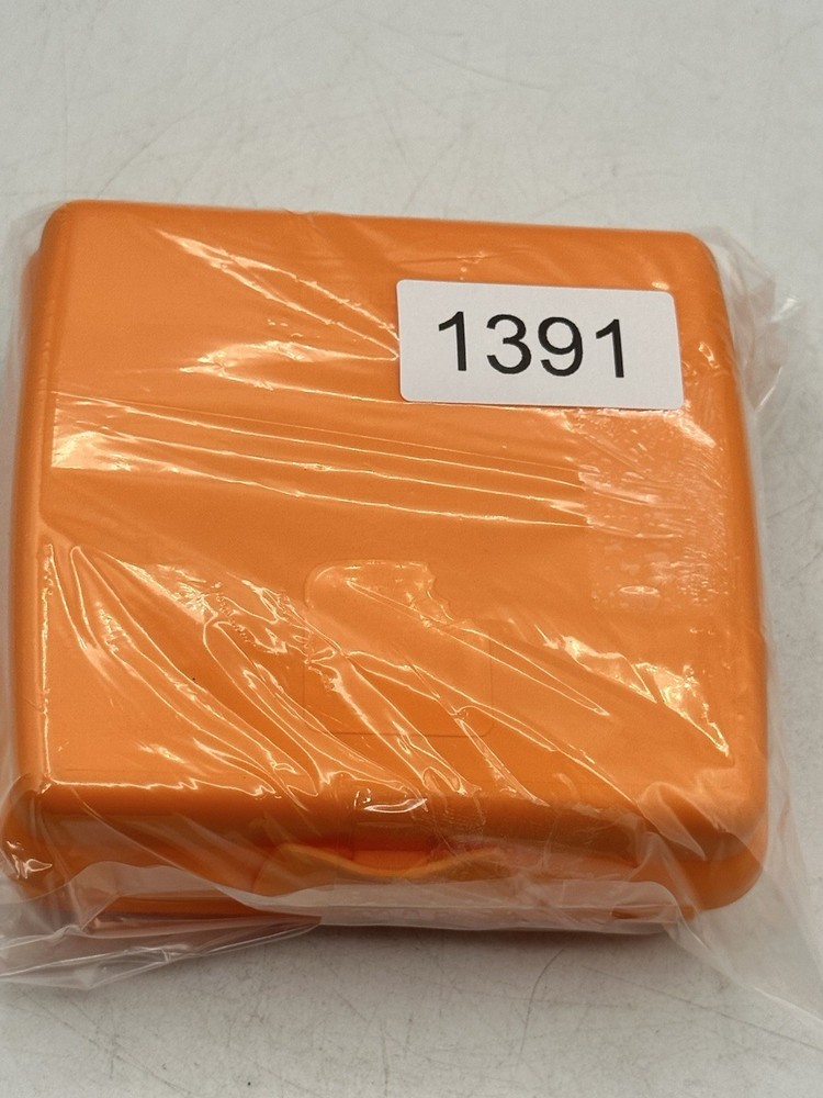 Tupperware Sandwich Keeper 3752A-4 Orange