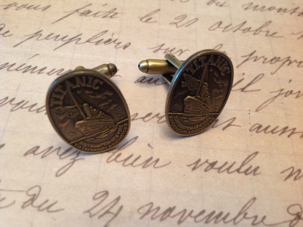 TITANIC CUFFLINK IN A BOX COLLECTABLE WHITE STAR LINE