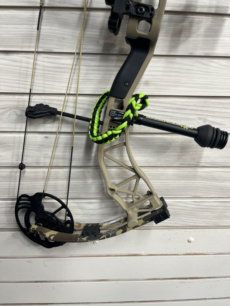 Bear Archery Compound Bow With ADAPT Cam System (A1G011659)