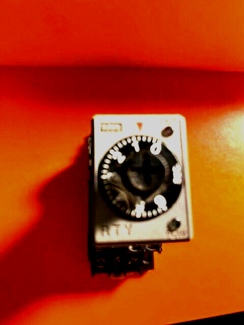 Idec RTU-D4NU 120 VAC TIMER with Base