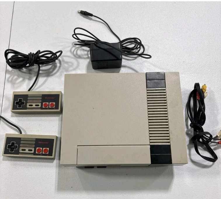 Original Nintendo NES Console Bundle Cables 2 Controllers