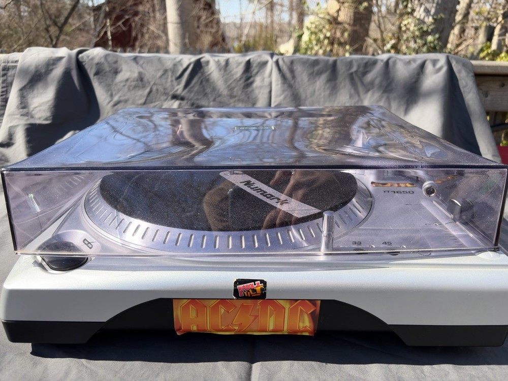 Numark TT1650 professional turntable.