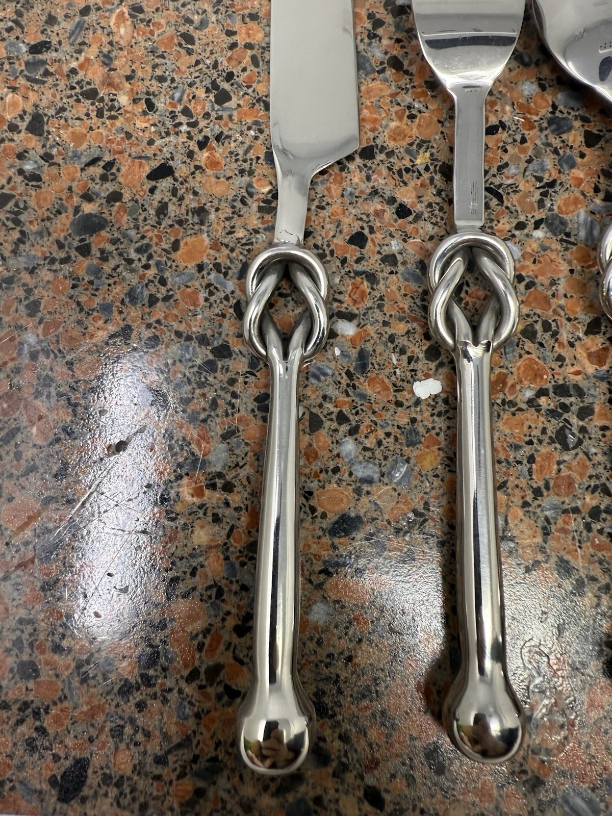 Elyon Forged Reef Knot Reflective 5 Piece stainless Flatware Place setting 18/8