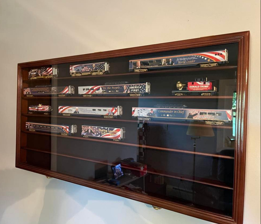 HO Scale Model Train Display Case Lockable Collection Shelf Cabinet Cherry LARGE