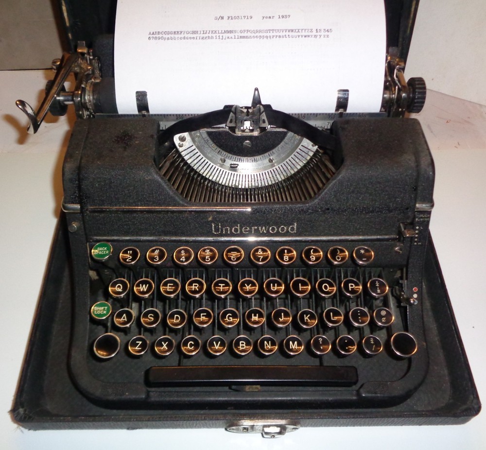 Nice Underwood Universal Portable Typewriter 1937 w/ Case "Typemaster" Working