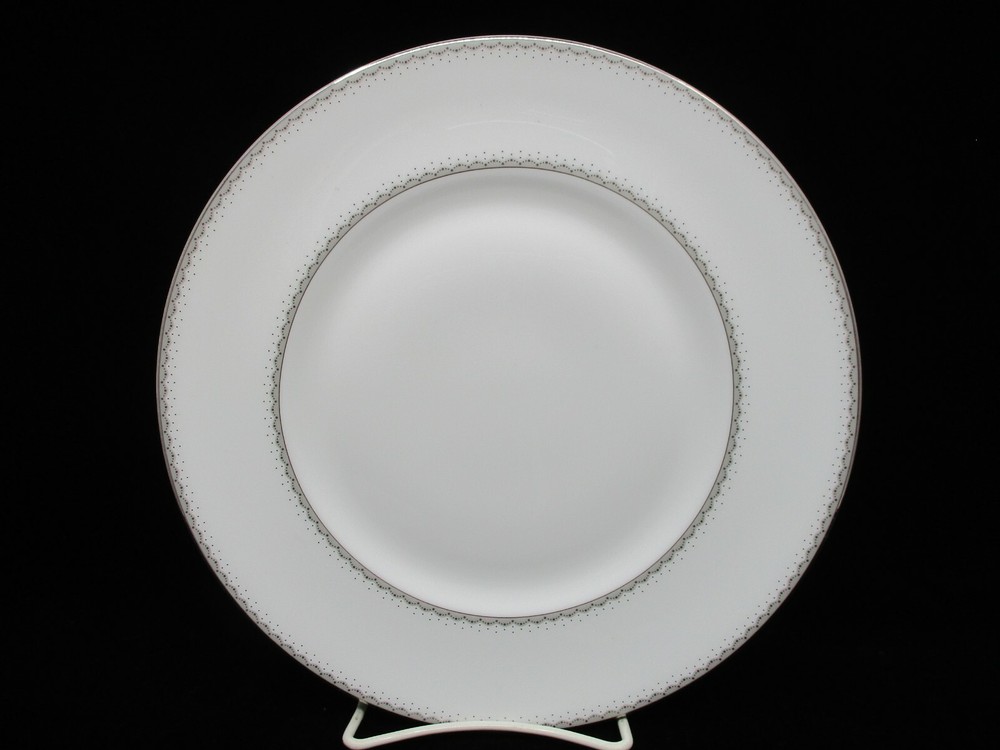 ROYAL DOULTON DENTELLE ACCENT PLATE - 9"  1102C