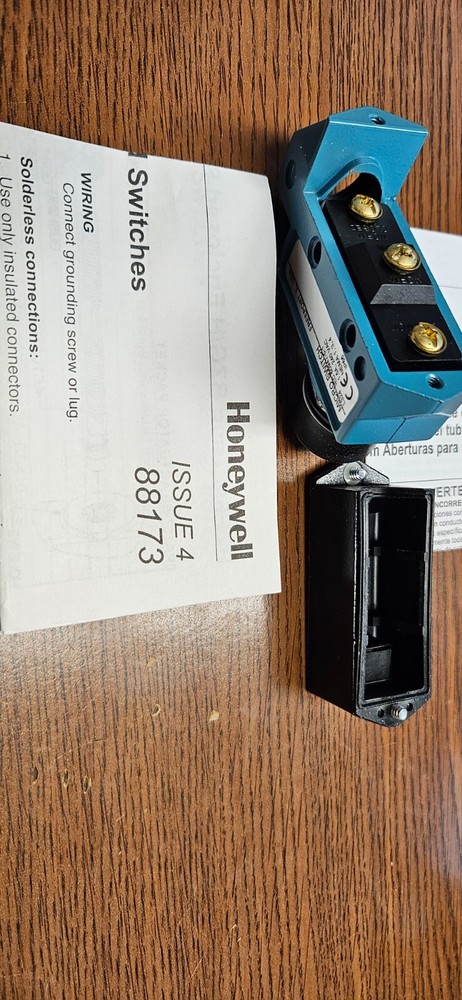 Micro Switch BZE6-2RN7-S (New)