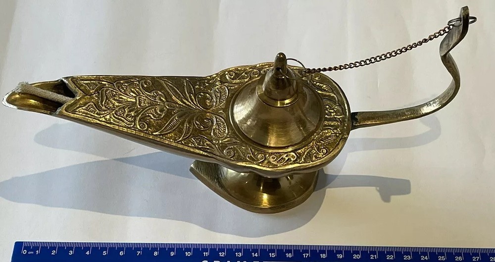 SOLID BRASS COLLECTABLE LARGE HEAVY GENIE LAMP WITH WICK INSIDE