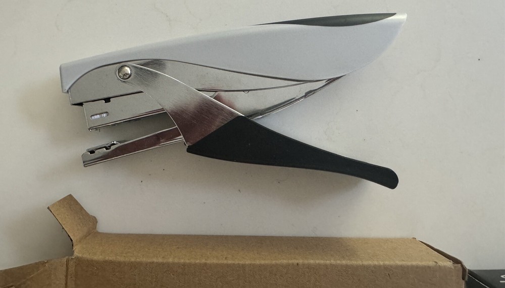 Staples ST24546 Deluxe Plier Stapler
