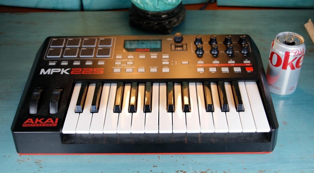 AKAI Professional MPK225 25-Key Keyboard Controller Very Lightly Used!