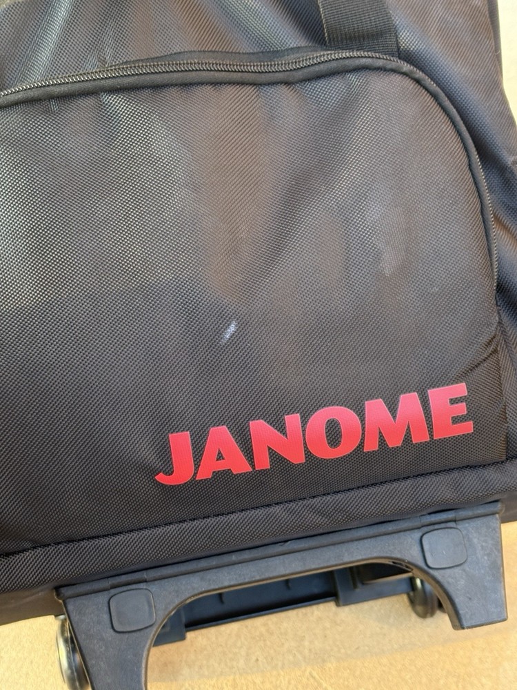 White Superlock Electronic 2000 ATS Serger w/ Rolling Case