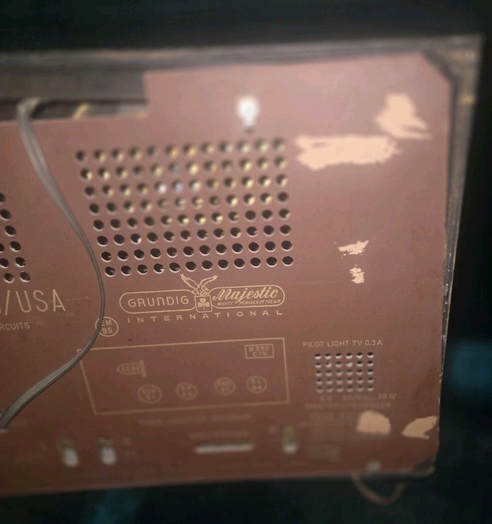 Antique Grundig-Majestic Model 2035 Radio - WORKS!