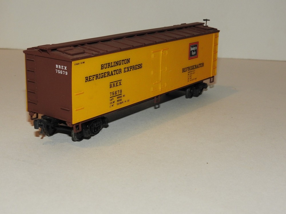 ATHEARN HO scale BURLINGTON REFRIGERATOR #75679 REEFER