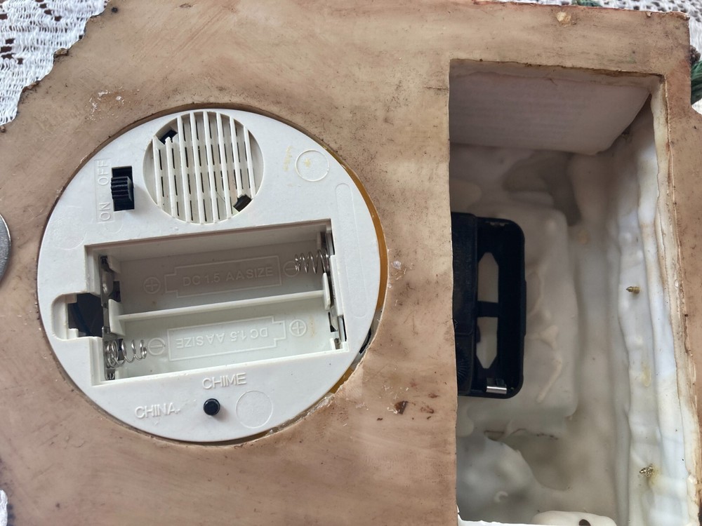 WMG 2005 Rustic FREEDOM Eagle Cuckoo quartz Chime Clock with pinecones