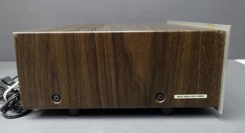 MARANTZ Stereophonic Receiver Model 2015 Powers On/Components Untested