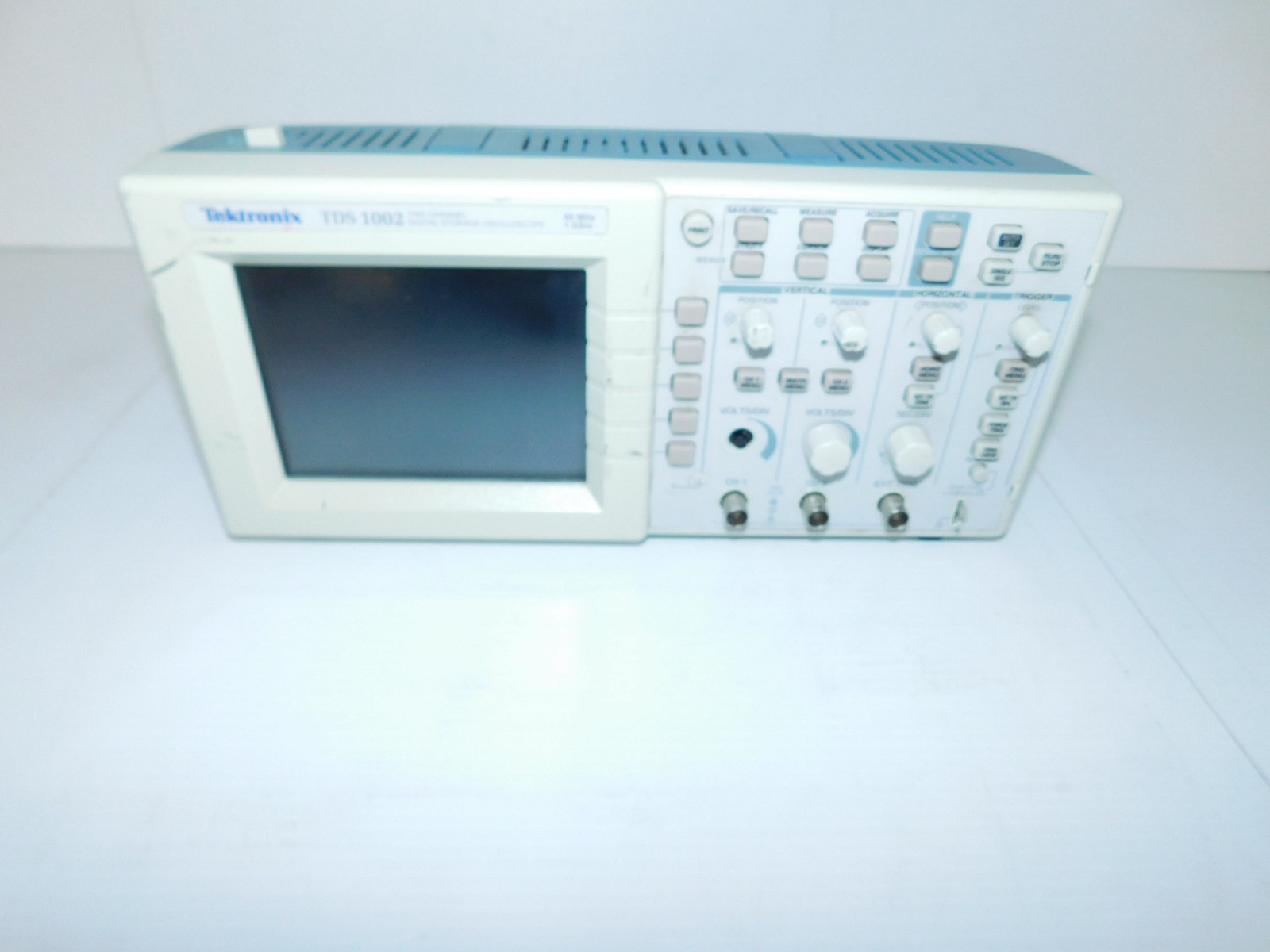 TEKTRONIX TDS 1002 TWO CHANNEL DIGITAL STORAGE OSCILLOSCOPE 60 MHZ (PLS62)