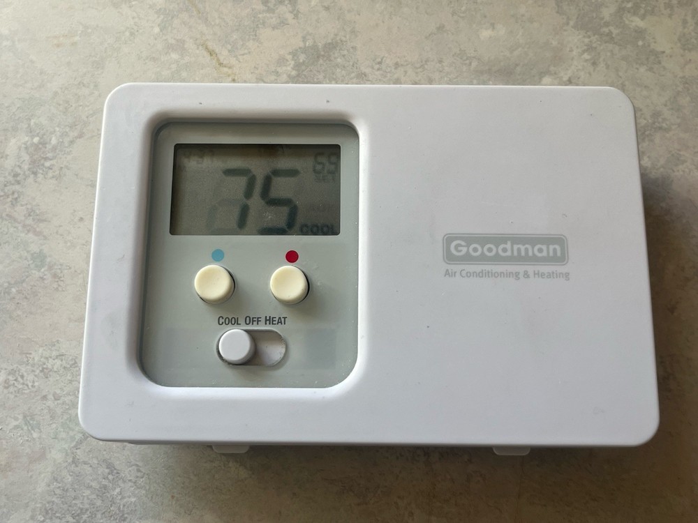 Goodman Non-Programmable Digital Thermostat Model TSTATG1152 Tested Working