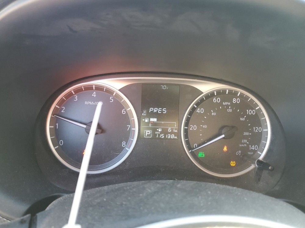 KICKS 2019 Glove Box 4909406