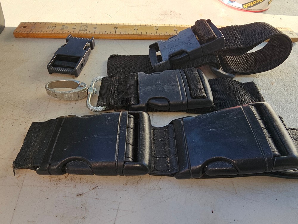 24LL87 ASSORTED NYLON STRAP HARDWARE, INCLUDES (5) DISCONNECTS, MOSTLY 1.5", GC