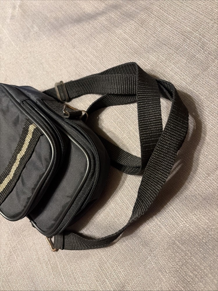 Minolta Small padded zip up Nylon Camera Case/ adjustable shoulder strap-Loop