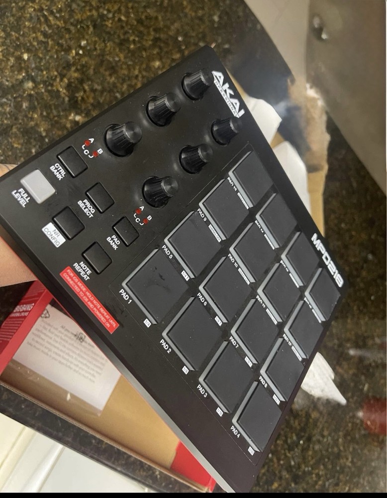 Akai Professional MPD 218 Black MIDI Controller