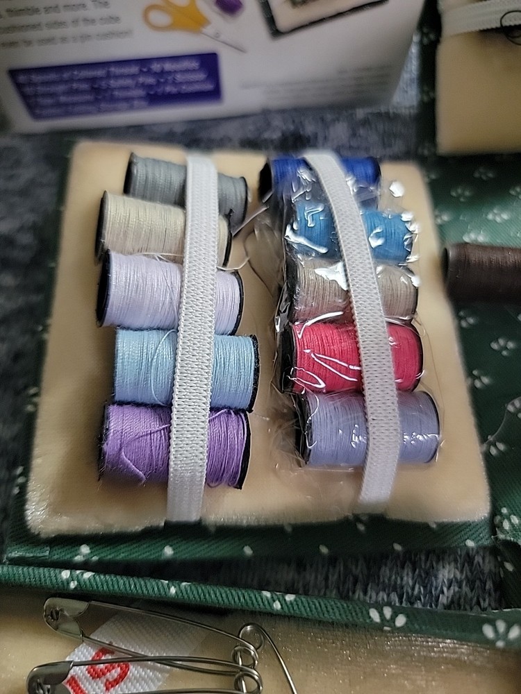 Singer/Foldable Sewing Cube. Pre Owned