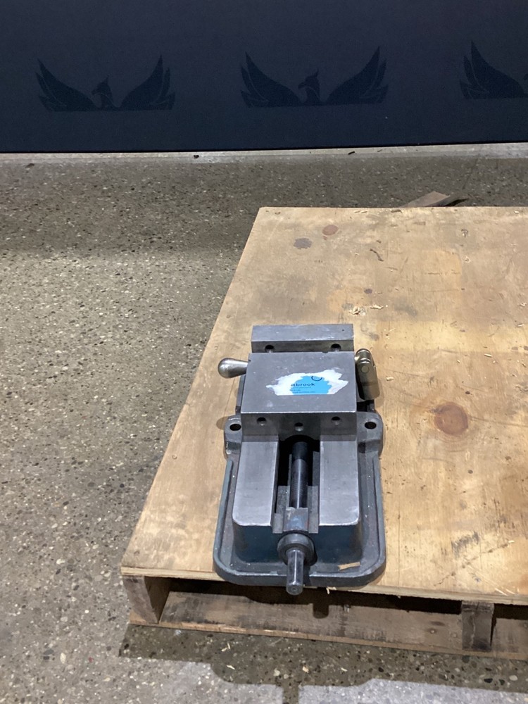 KURT D675 6" MACHINE VISE WITH HANDLE USED