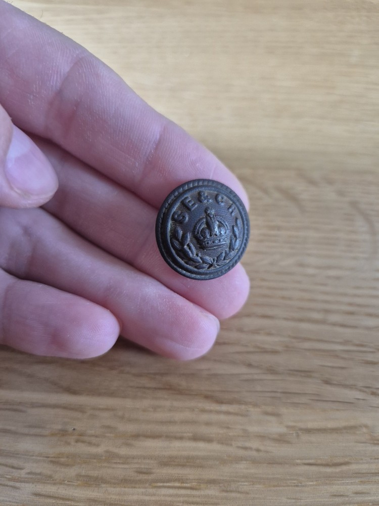 Railwayana SOUTH EASTERN & CHATHAM RAILWAY UNIFORM BUTTON